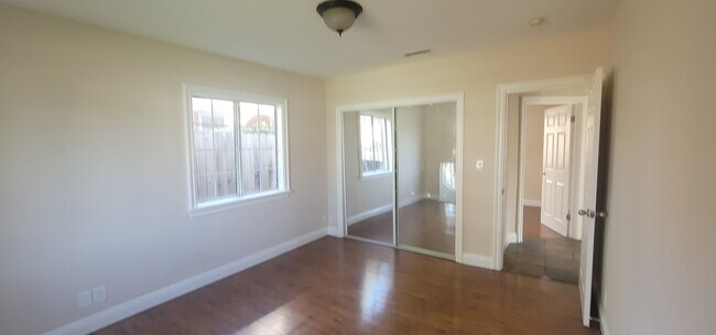 Foto del edificio - 19538 Leadwell St