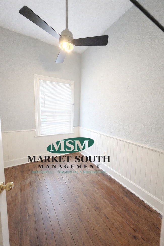 Building Photo - HISTORIC DOWNTOWN ONE BEDROOM!