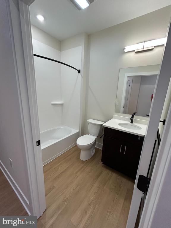 Building Photo - 624 Main St