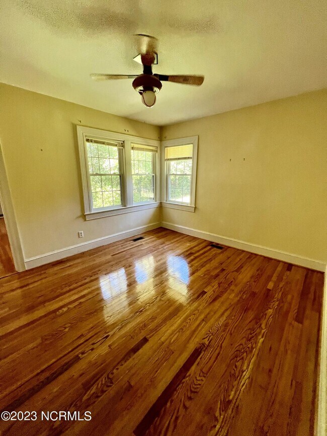 Building Photo - 3340 S Davis Dr