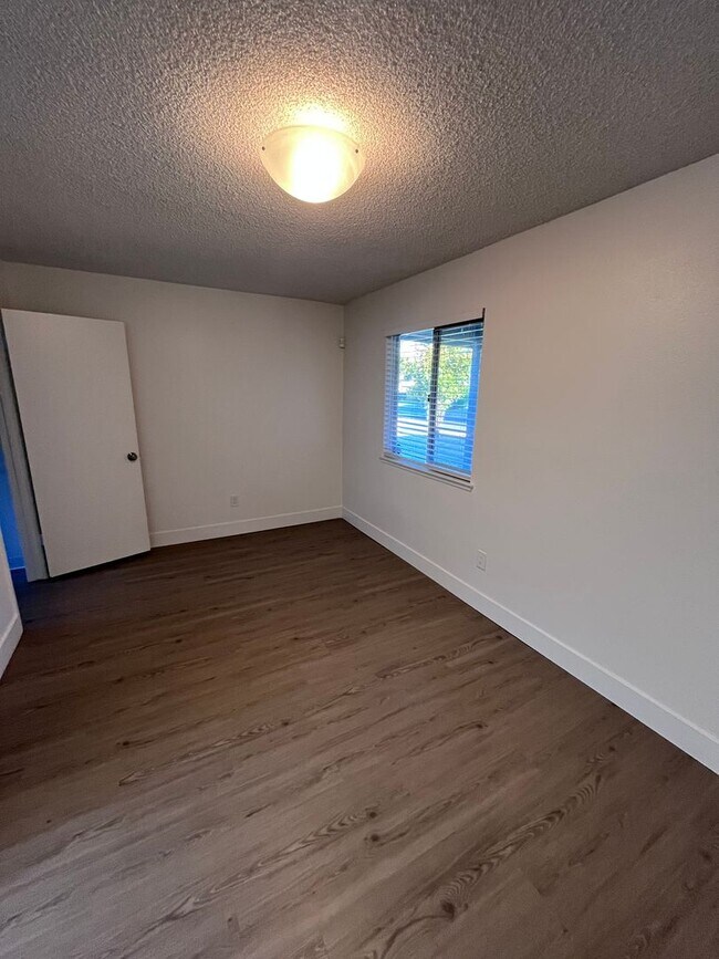 Foto del edificio - UPDATED 3 BEDROOM HOUSE W/ RV ACCESS!!