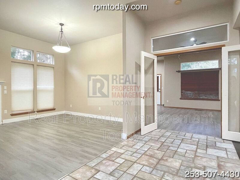 Primary Photo - 3535 Barklay Dr NE