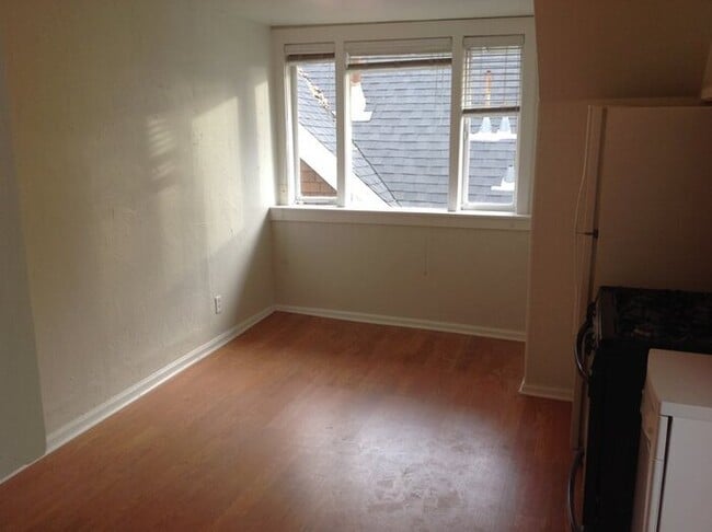 Building Photo - Avenues 2 bed upstairs unit