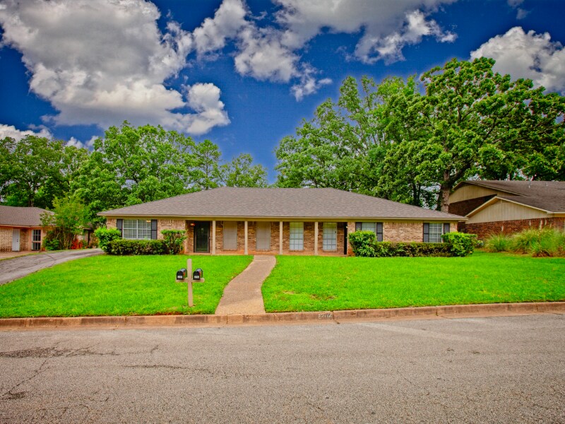 Foto principal - 2202 Aberdeen Dr