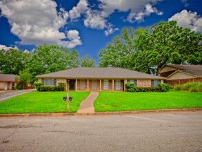Building Photo - 2202 Aberdeen Dr