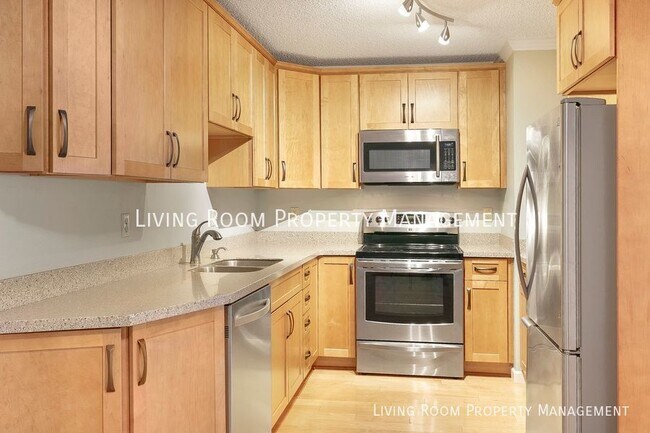 Building Photo - Remodeled 2 Bedroom 2 Bath Condo in NE Por...
