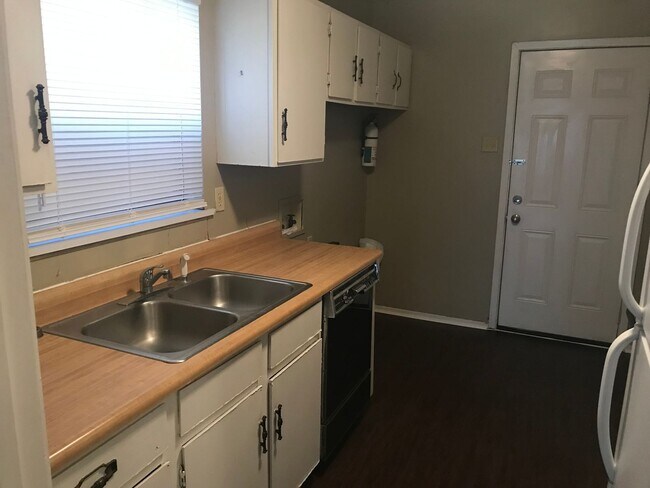 Building Photo - 401 Knollwood
