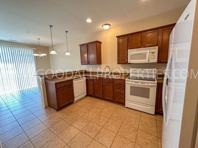 Foto del edificio - 3 Bedroom 2 1/2 Bath end unit townhome near Jordan Creek!