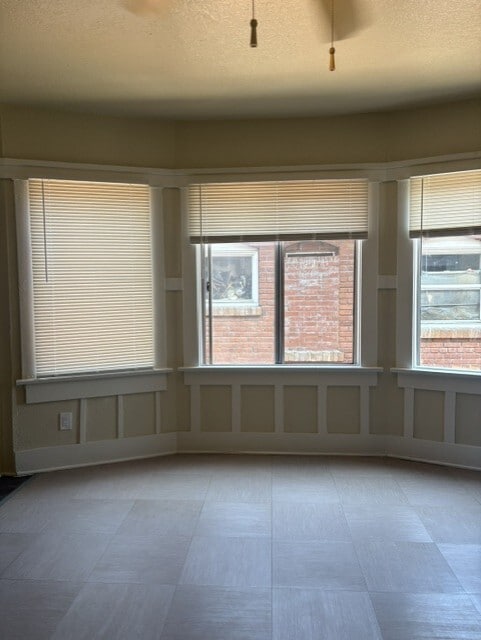 Building Photo - 828 1/2 W 40th Pl