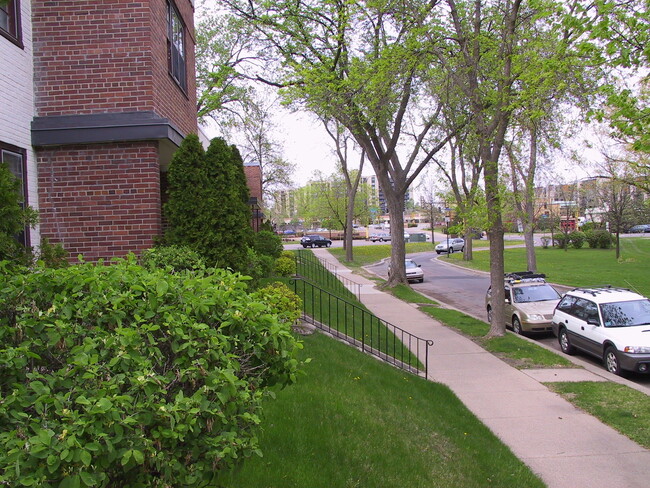 Foto del edificio - Bde Maka Ska Town Home, Just Renovated , G...