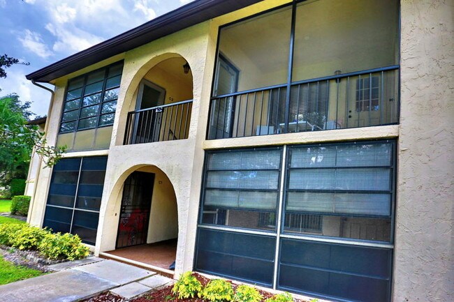 Building Photo - 2/1.1 Condo in La Pinata