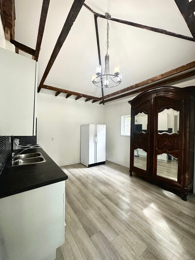 Building Photo - Main Floor 2 bedroom with Parking