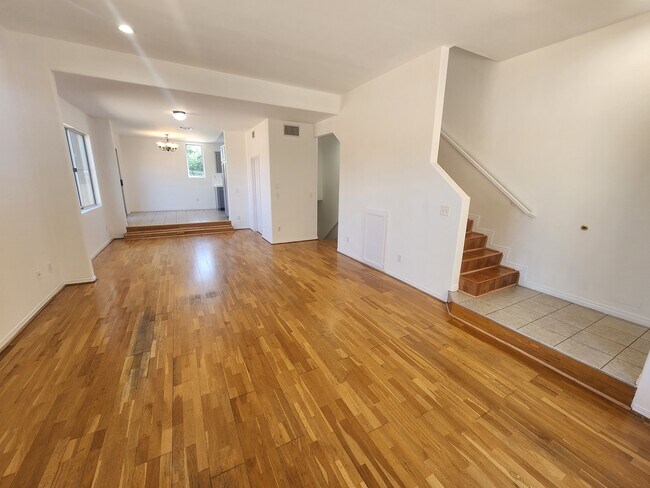 Foto del edificio - 7020 Lennox Ave