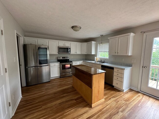 Building Photo - 3-bedroom, 3.5-bathroom nestled in Wyndhurst VA.