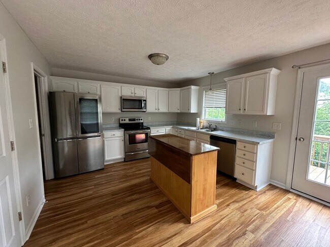 Foto del edificio - 3-bedroom, 3.5-bathroom nestled in Wyndhurst VA.