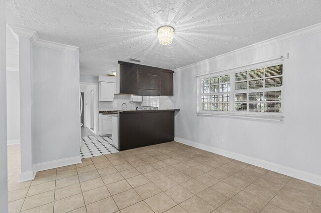 Building Photo - 307 Essex Dr