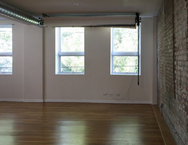Foto del edificio - 2418 W Bloomingdale Ave