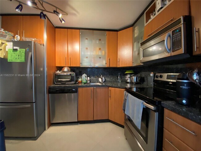 Building Photo - 100 Bayview Dr