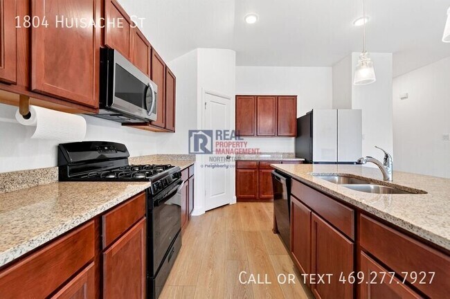 Building Photo - 1804 Huisache St