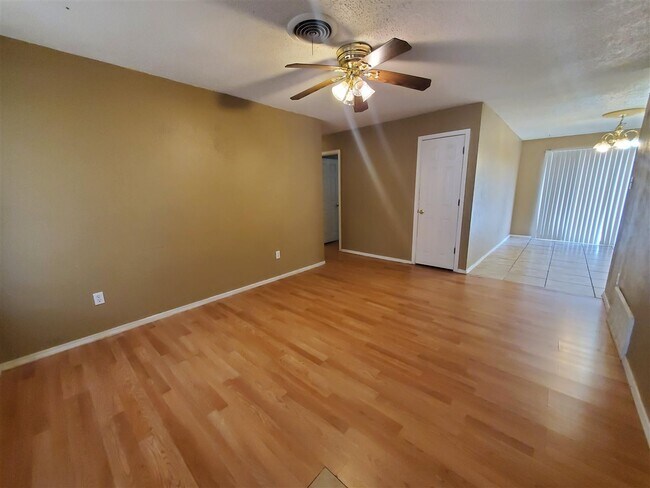 Foto del edificio - 127 NE Dunlop St