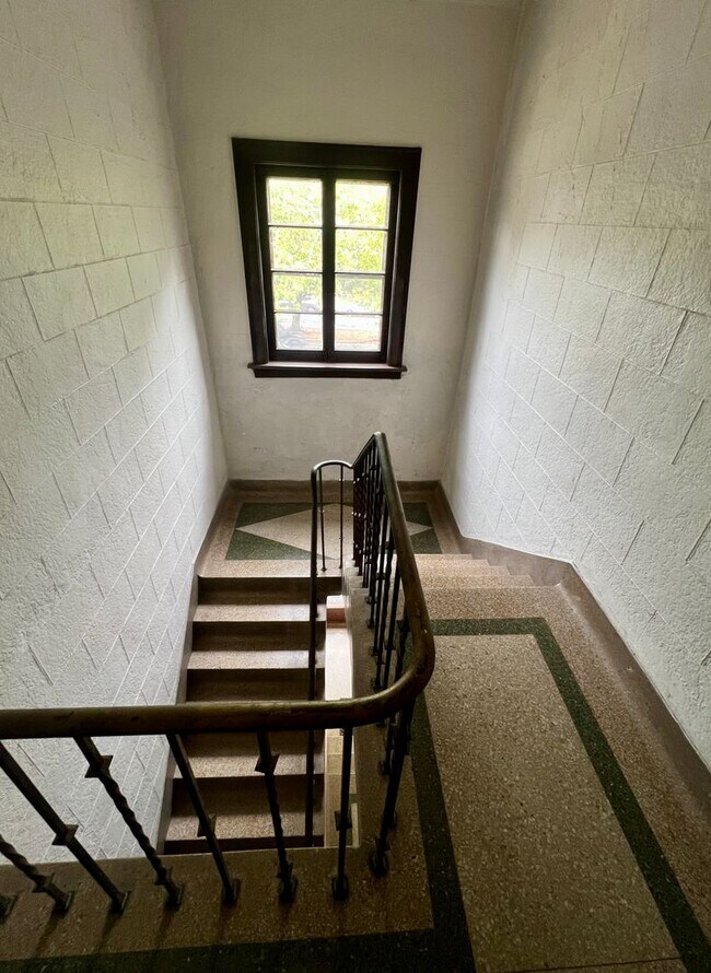 Foto del edificio - 7360 Pershing Ave