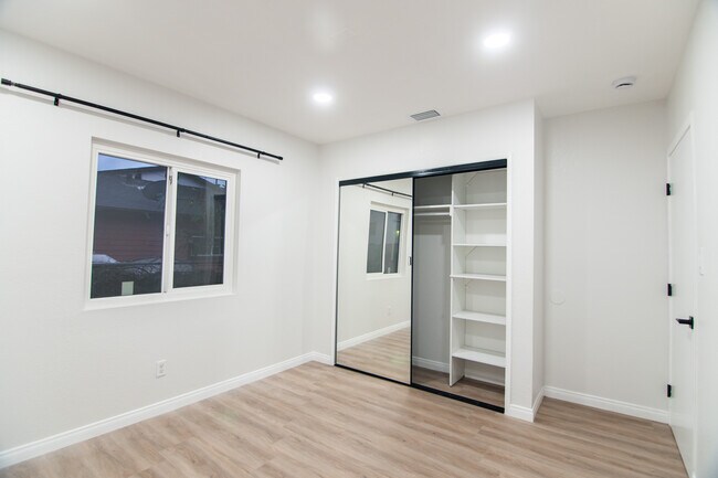 Foto del edificio - 14700 Friar St