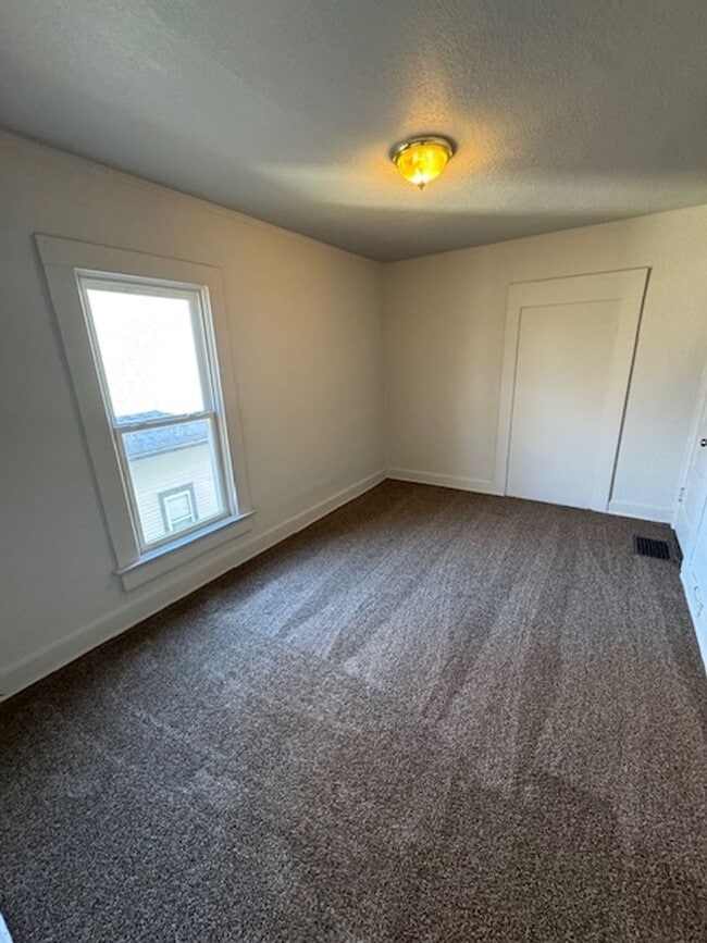 Building Photo - 2813 Hoagland Ave