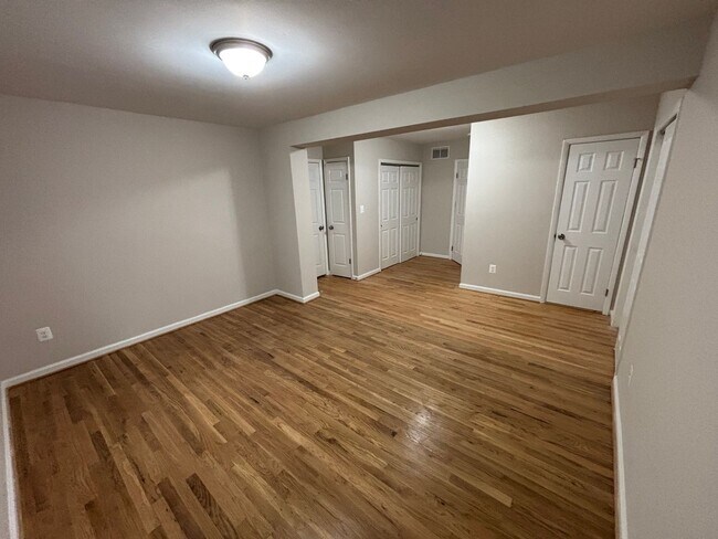 Foto del edificio - 4 Bedroom 3 Full Bathrooms Newly Renovated...