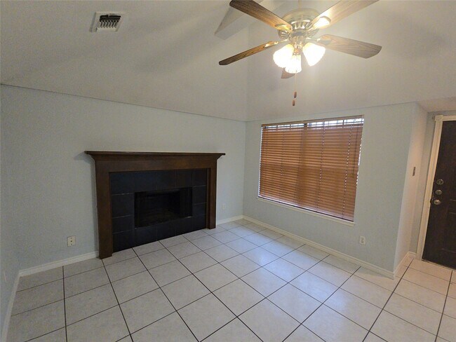 Foto del edificio - 13806 Long Glen Dr