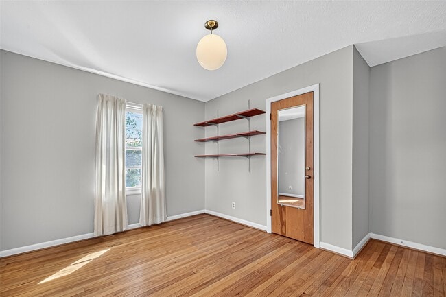 Building Photo - 10005 Hazelhurst Dr