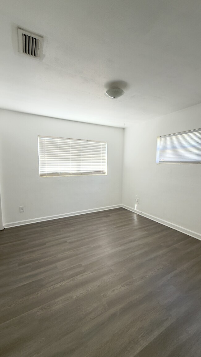 Foto del edificio - 231 N Collen Rd