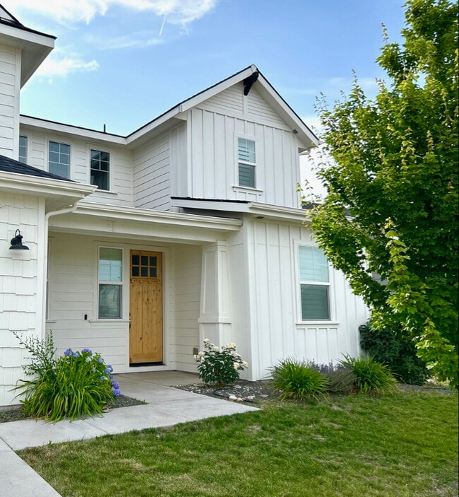 Building Photo - 2065 N Sombrero Ave