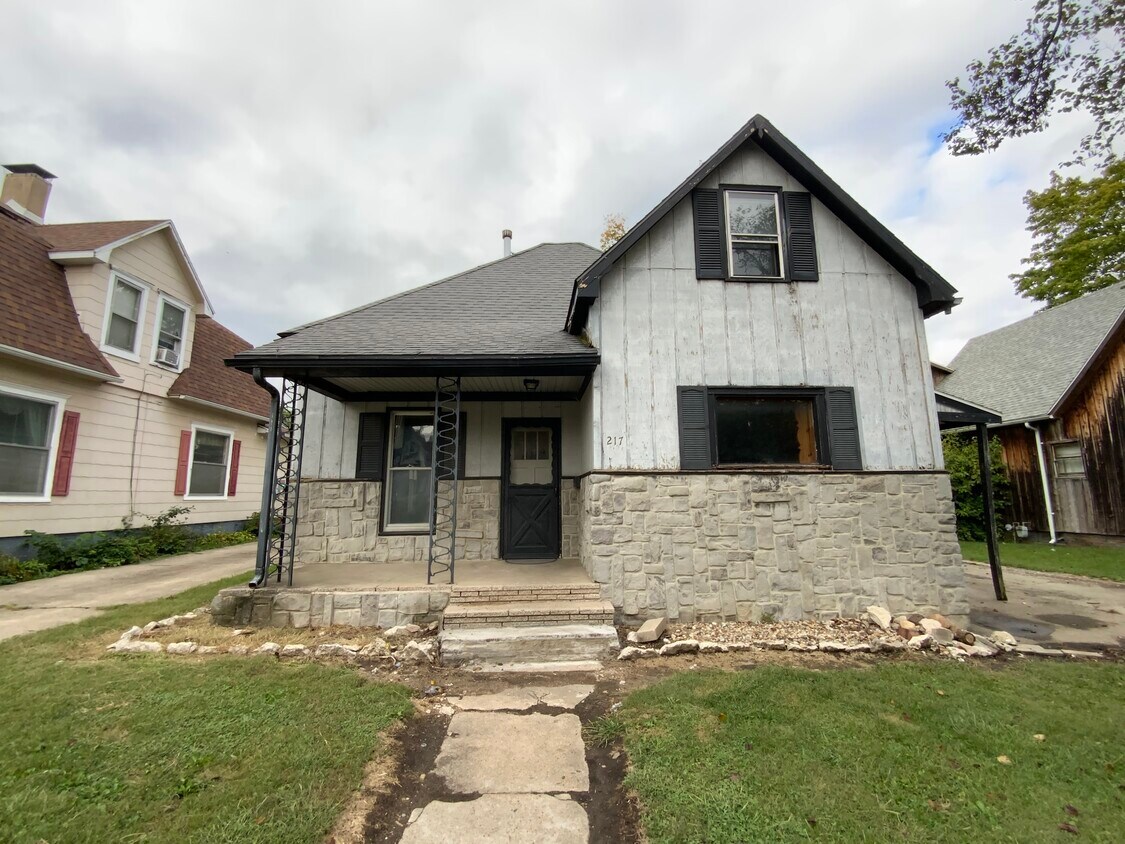 Primary Photo - 217 E Roselawn St