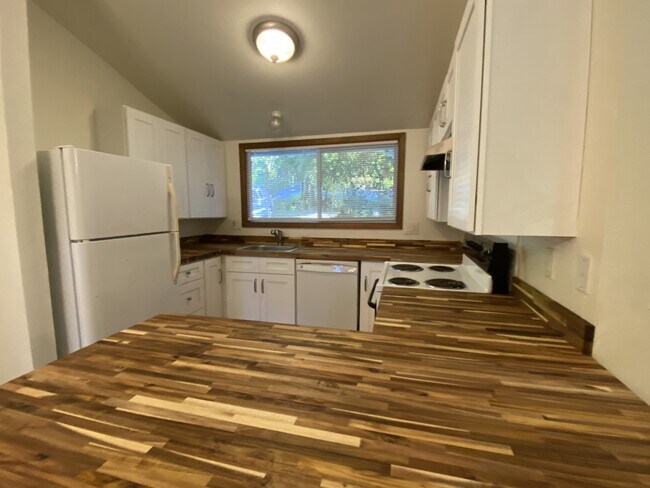 Building Photo - 161 The Pines