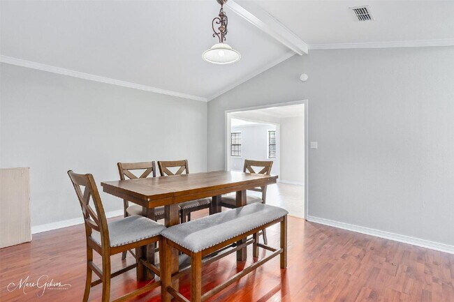 Foto del edificio - "Charming 3-Bed Sanctuary with 2 Full Bath...