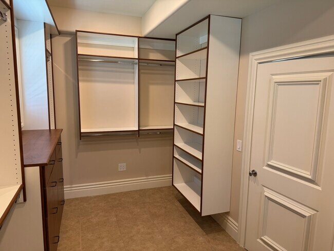 Building Photo - 4900 Marilyn Dr