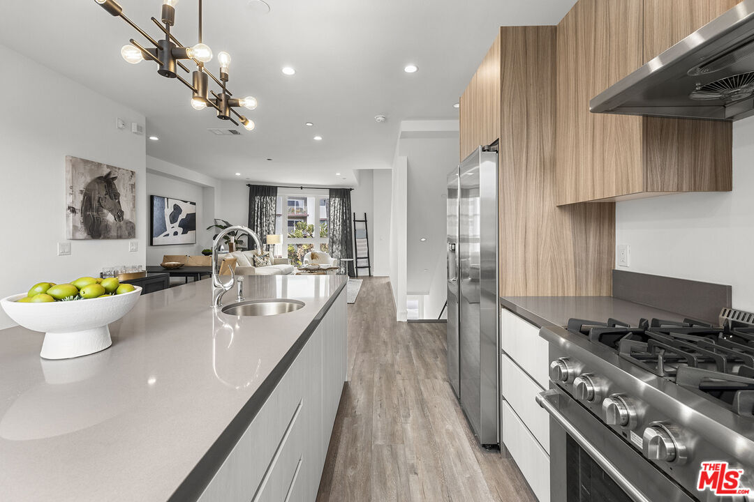 Foto principal - 5502 W Olympic Blvd