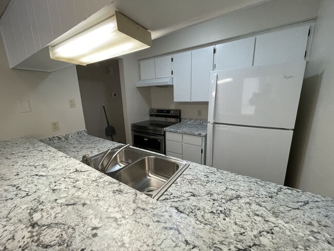 Building Photo - 2508 Lido Ln