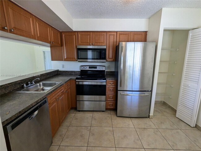Foto del edificio - 15201 Glenmoor Dr