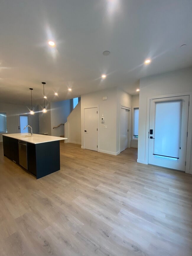Building Photo - Beautiful 3 Bed Home in Killarney | Pet-Friendly | Across from Park & Tennis Courts