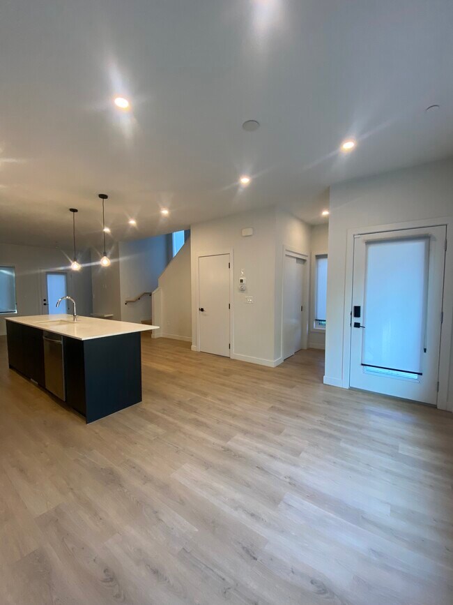 Photo du bâtiment - Beautiful 3 Bed Home in Killarney | Pet-Friendly | Across from Park & Tennis Courts