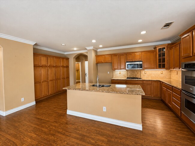 Building Photo - Spacious 3-Bed, 3-Bath + Bonus room as office/den.  Great room - Open Kitchen with island.  Gem i...