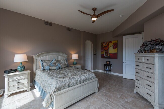 Building Photo - Ahwatukee Mountain Views & More!!