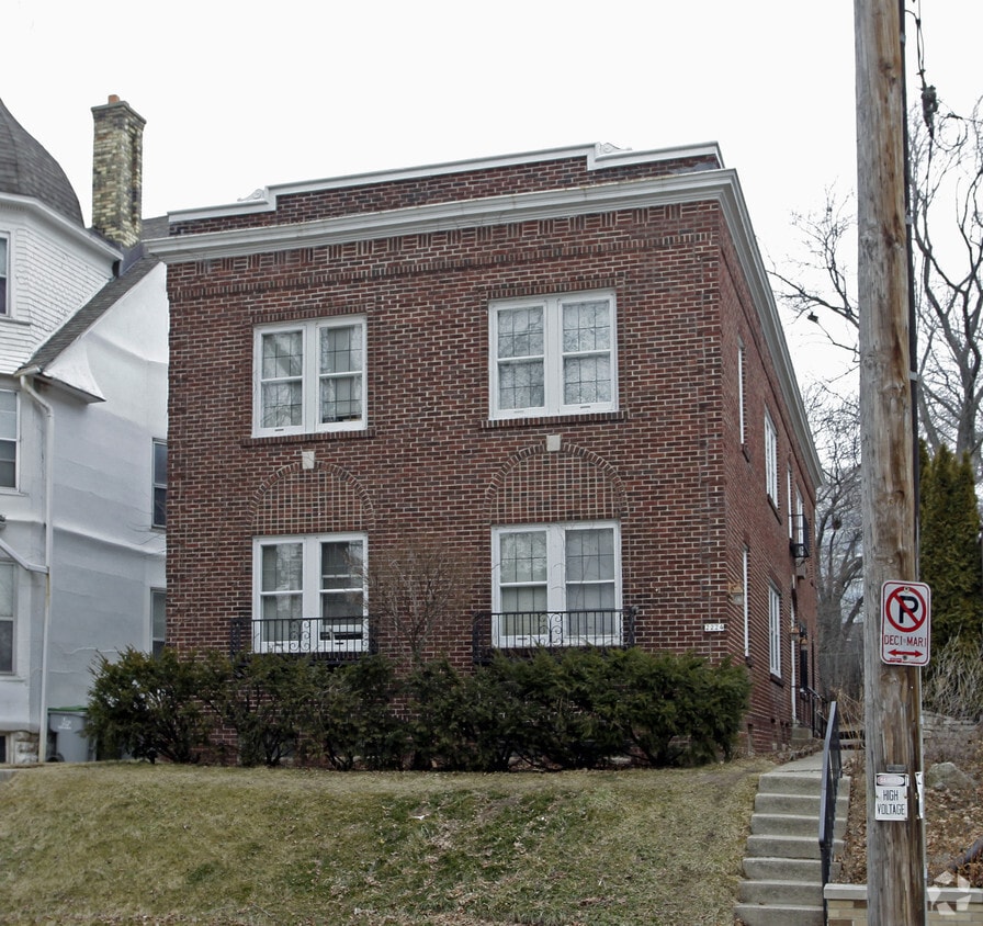 2224 E Ivanhoe Pl, Milwaukee, WI 53202 Apartments in Milwaukee, WI