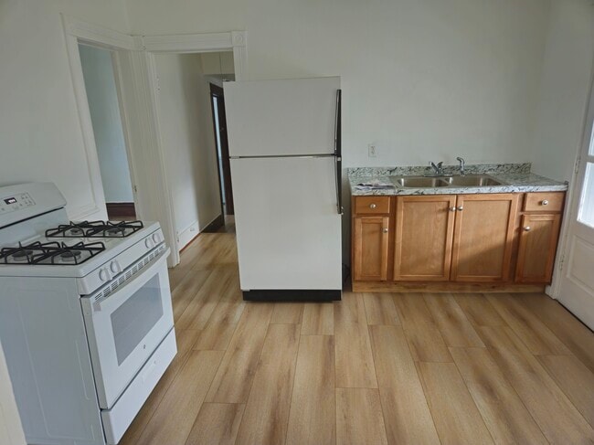 Building Photo - 912 E 2nd St