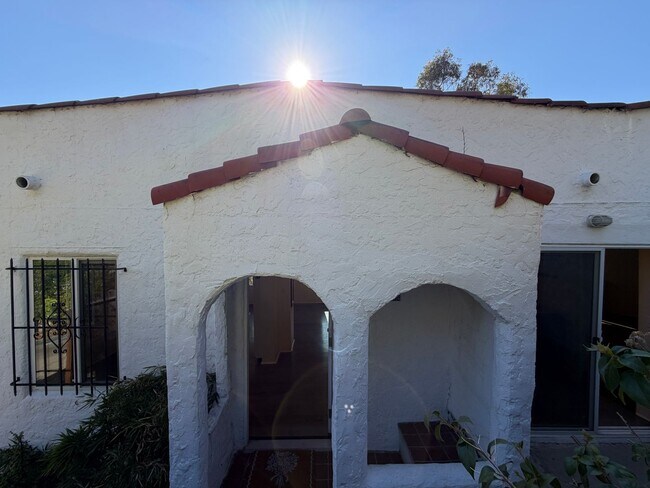 Foto del edificio - Extensively Remodeled Mount Washington Home with Expansive Deck, Bonus Flex Space & Architectural...