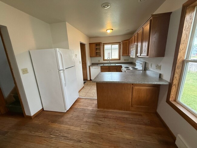 Building Photo - 3 Bed 1 Bath with Garage and Fenced in Yard