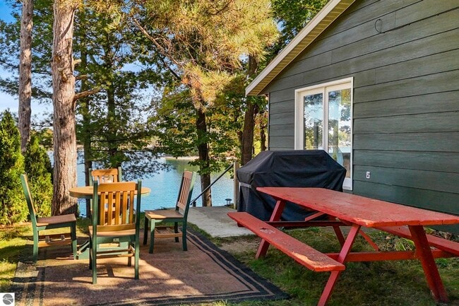 Building Photo - 5521 Silver Sunrise Trail