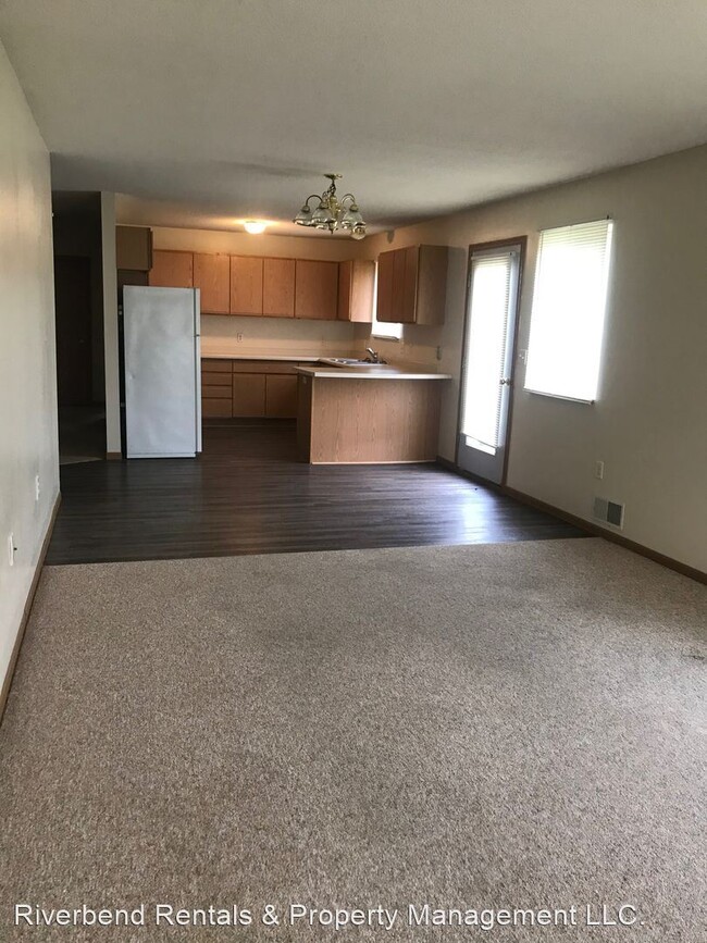 Building Photo - 1049 Evergreen Ln
