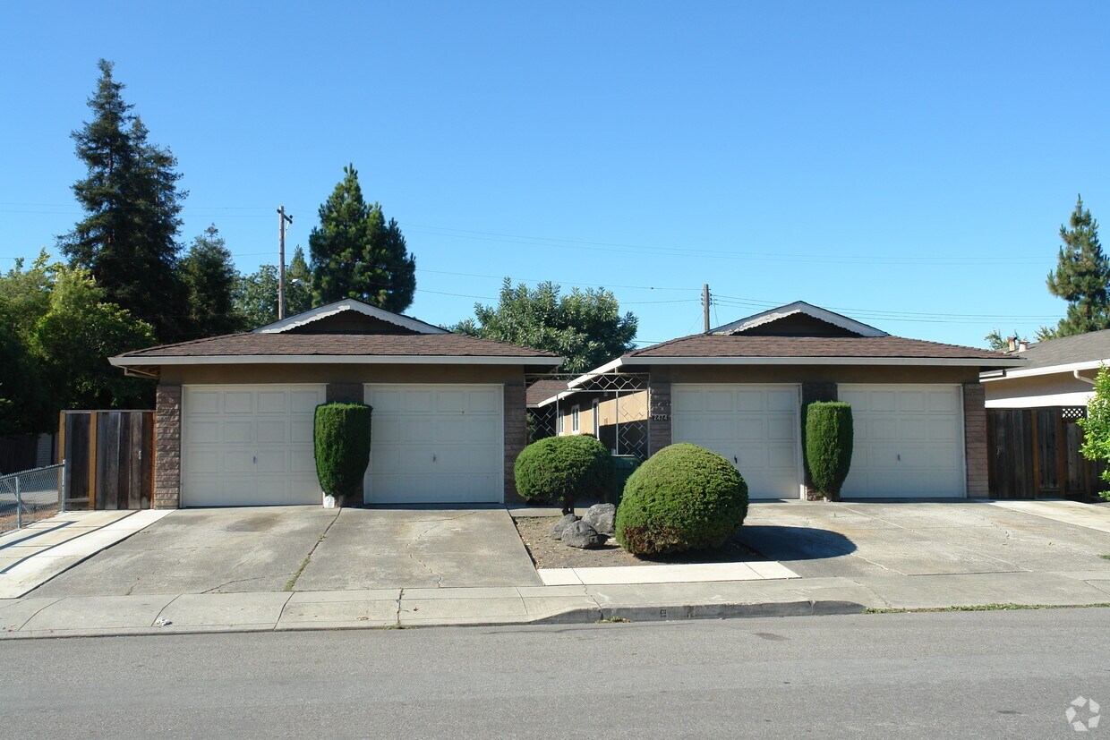 Building Photo - 2424 Karen Dr